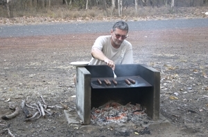 Bruno grillt Würstel