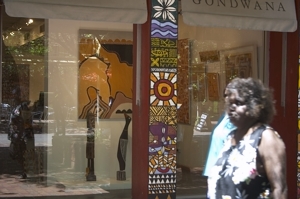 Aboriginee vor Galerie